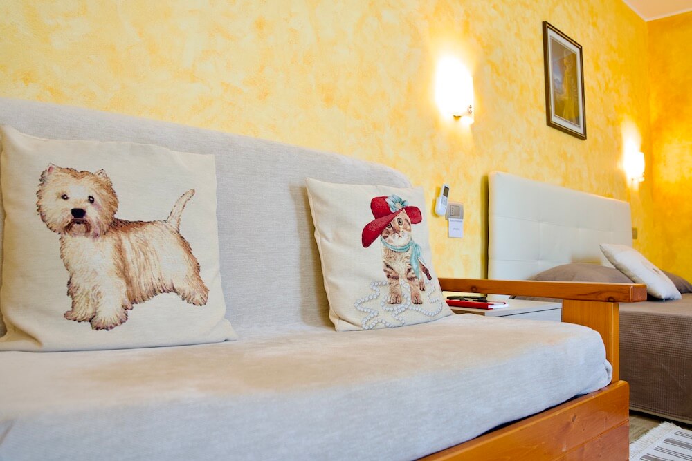 Accommodations-with-swimming-pool-near-Vezio-castle