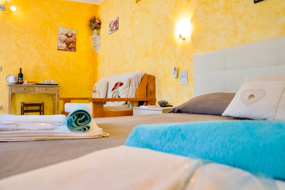 Double-room-airbnb-Vezio-with-air-conditioning-swimming pool