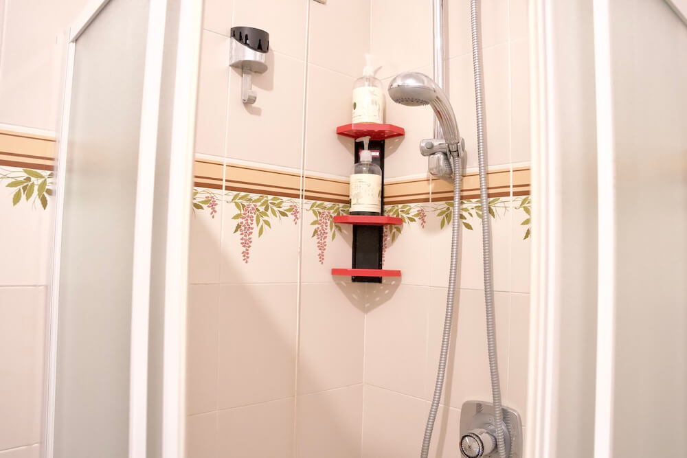 bathroom-with-shower-apartment-in-Vezio