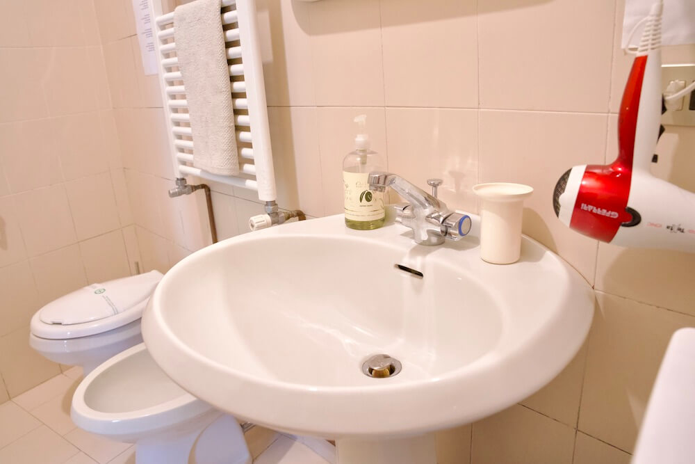 bathroom-with-shower-apartment-near-Varenna