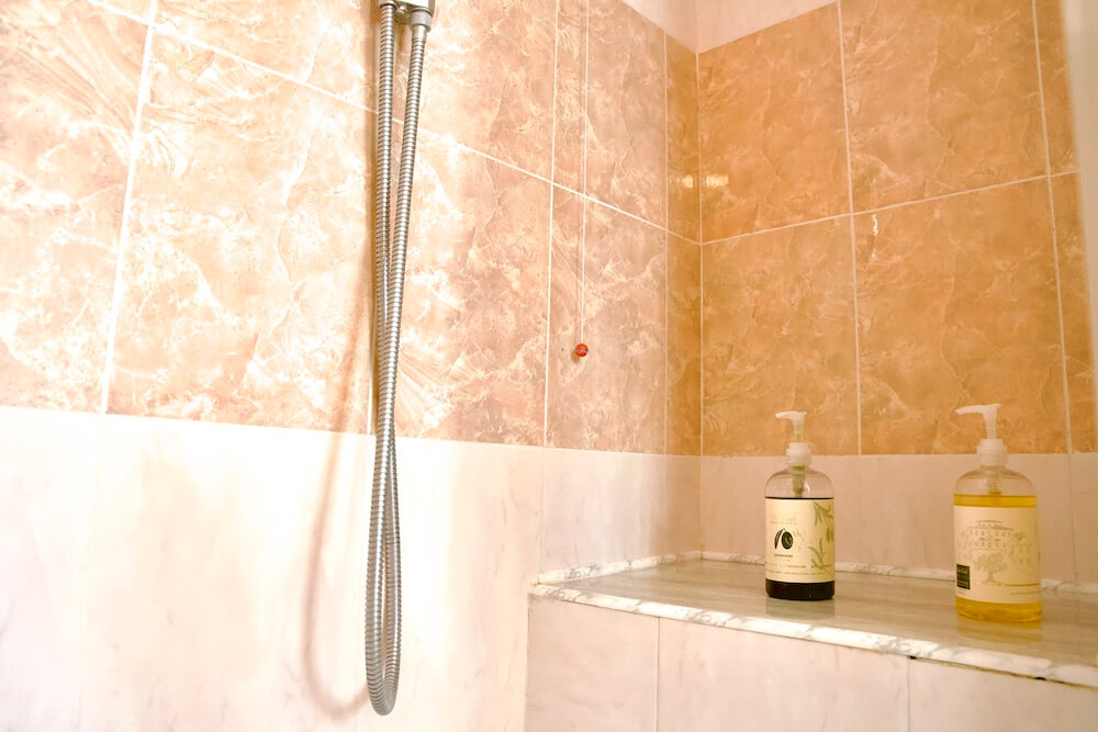 bagno-con-doccia-hotel-Vezio