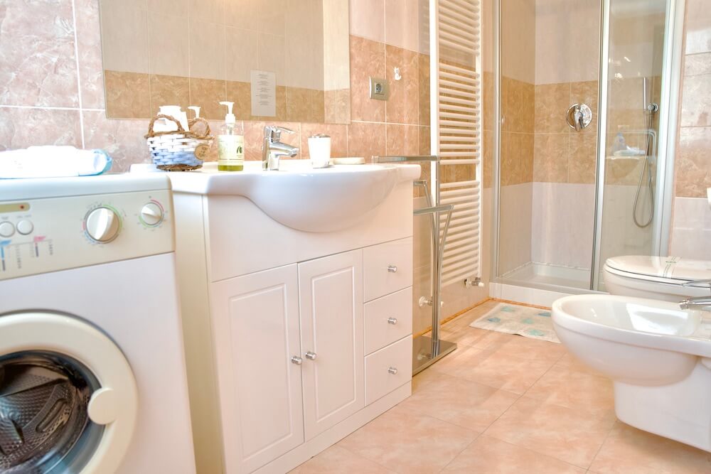 bathroom-with-shower-hotel-il-Portichetto-Vezio