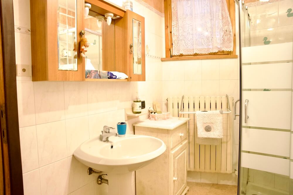 bagno-monolocale-Vezio-affitto-booking.com