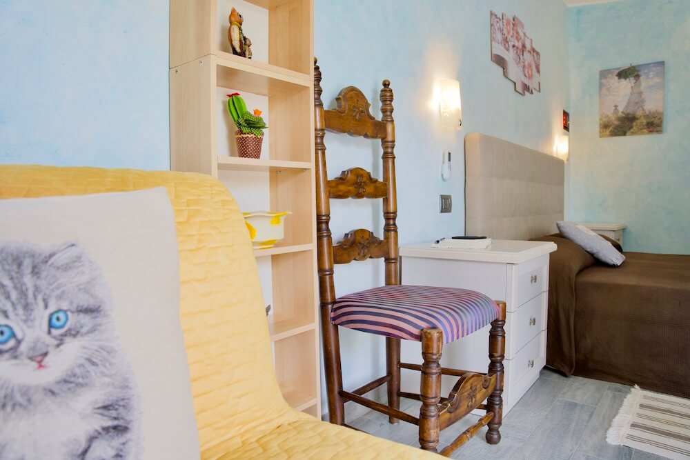 camera-doppia-con-divano-letto-hotel-Vezio-Il-Portichetto
