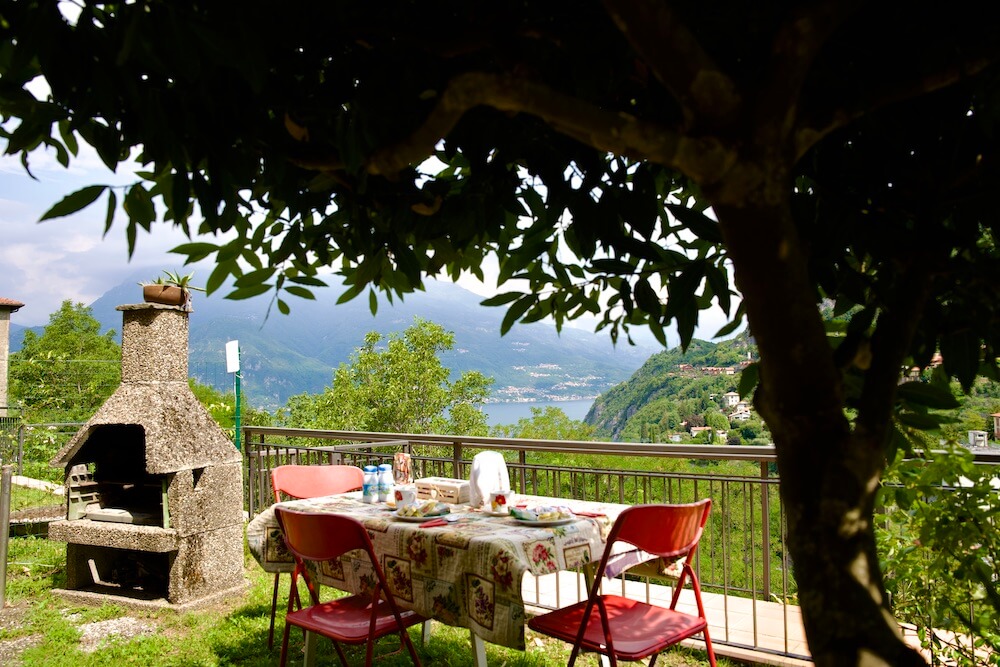 casa-vacanze-Lago-di-Como-Piscina-Vista-lago-Vezio-Il-Portichetto