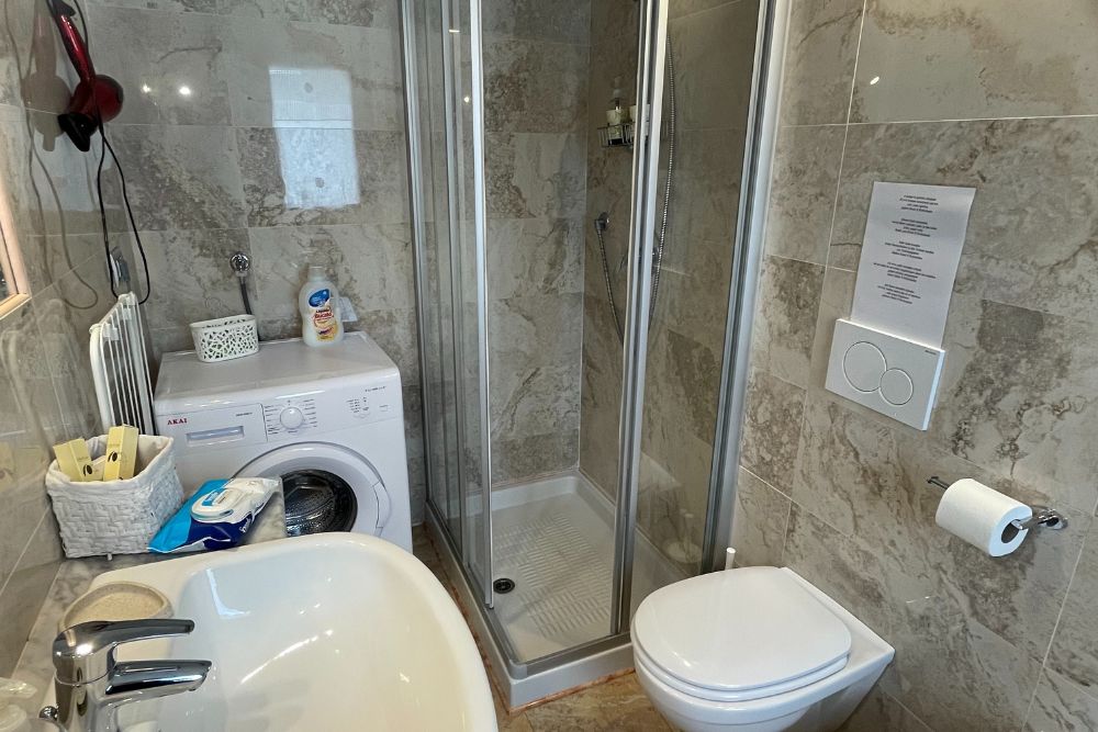 Hotel near Varenna with ensuite bathroom