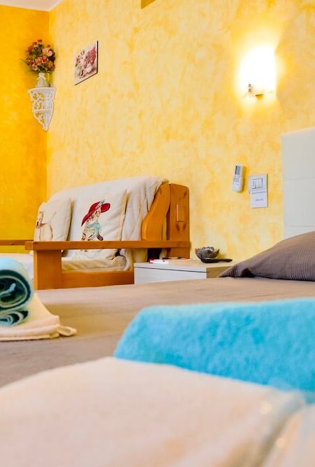 Double-room-airbnb-Vezio-with-air-conditioning-swimming pool