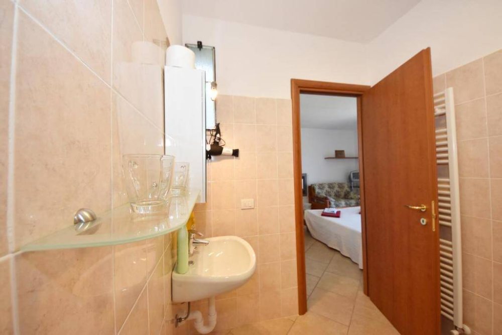Casa Rita bathroom holiday house rental in Vezio Lake Como